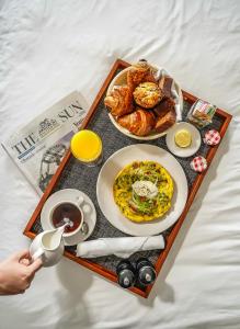 巴尔的摩萨加摩尔巴尔的摩酒店的包括鸡蛋和面包的早餐的食品托盘