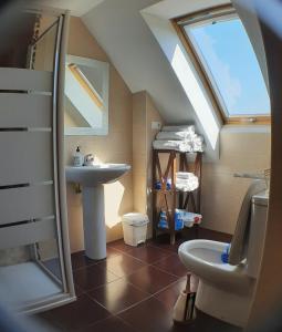 萨达Cozy & Quiet Apartment.的一间带盥洗盆和窗户的浴室