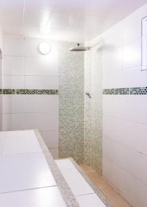 布希奥斯Casa em Búzios com vista mar e piscina | EDF 12的浴室设有白色瓷砖淋浴。