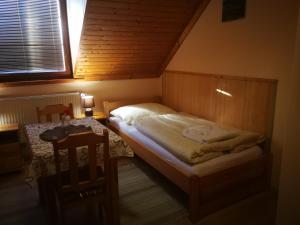 戈尔拉赫夫Pod palmou Gerlachov的一间小卧室,配有一张床和一张桌子