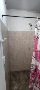圣玛尔塔Cabaña Salguero的浴室内配有淋浴帘。