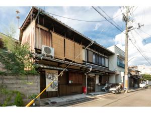 京都Katsura Club - Vacation STAY 13032的街道边的建筑物