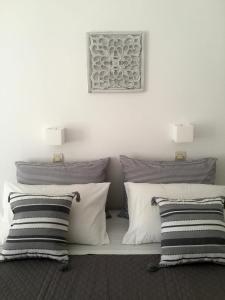 帕罗奇亚Rodia Studios & Apartments的白色的床,配有黑白枕头