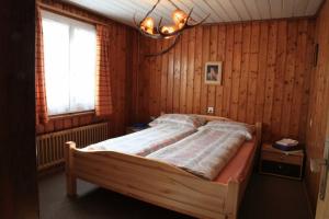 比维奥奇敦公寓酒店的卧室配有木墙内的一张床