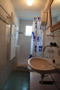 比维奥奇敦公寓酒店的一间带水槽和淋浴帘的浴室