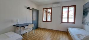 科佩尔Santoria Casa的客房设有一张桌子和一张床。