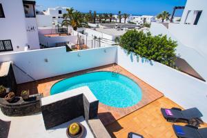 阿雷西费Casa Seara Piscina, Wifi y 400 metro de la playa,的享有房子游泳池的顶部景色