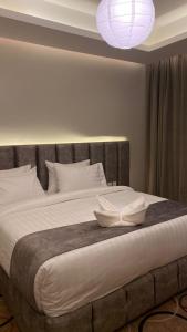艾卜哈Golden Andalus Hotel的一间卧室配有一张带两个白色枕头的大床