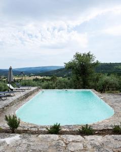 戈尔德Les Milles Roches的享有山丘景致的游泳池