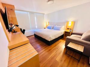 阿雷基帕OQ STANDARD HOTEL - Airport的酒店客房,配有床和沙发