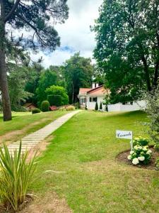 勒图凯-巴黎普拉日Bons Baisers du Touquet - Villa Caracole的房屋前有标志的院子