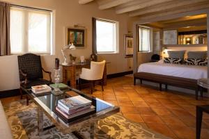 马赫5 Suites Lanzarote的一间卧室配有一张床、一张桌子和一张桌子