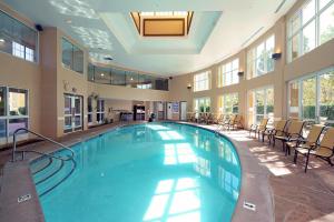 威廉姆斯大峡谷铁路酒店的一座大型游泳池,位于一座带窗户的建筑内