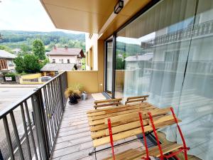 蒙德塞Beim Lanner - Maria的坐在房子阳台上的木凳