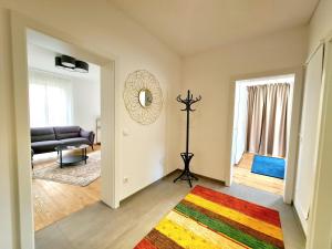 蒙德塞Beim Lanner - Maria的客厅配有沙发和色彩缤纷的地毯