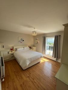 TullyrossmearanMc's View的卧室设有一张白色大床和一扇窗户。