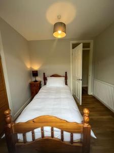 TullyrossmearanMc's View的一间卧室配有一张带白色床单的大床