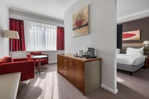 杜伦达勒姆丽笙酒店的酒店客房设有床和客厅。
