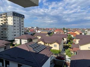 BragadiruLibertatii 88 Luxury Apartment的一组屋顶上设有太阳能电池板的房屋