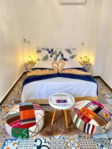 马拉喀什Riad Dar Yassine的一间卧室配有一张带两张矮床的卧室