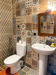 马拉喀什Riad Dar Yassine的一间带卫生间和水槽的浴室