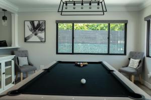 圣地亚哥New Modern Luxury Estate - Pool, Slide, Grotto的相册照片