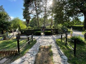 穆尔洛Antiche Dimore Vescovado的公园内有围栏的石头路径