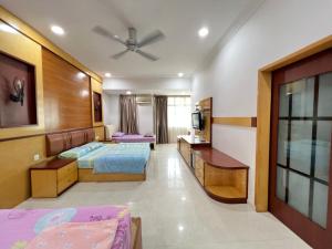 新山Jiaxin Homestay - Desa Terbau 家馨民宿的酒店客房设有两张床和电视。