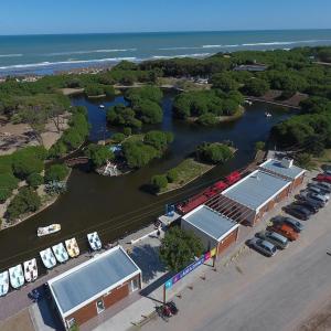 内科切阿Aparts del lago de los cisnes的享有码头和河流的空中景致