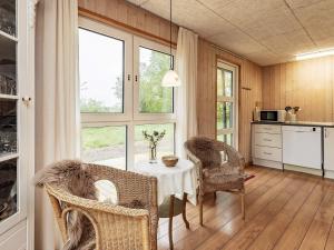 莱斯Holiday home Læsø LIII的一间厨房,里面配有桌椅