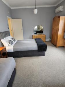 纳皮尔加德纳科特汽车旅馆的酒店客房设有两张床和电视。