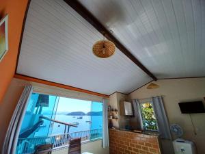 阿拉夏奇巴海滩Flat do Léo的客房设有海景大窗户。