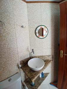 阿拉夏奇巴海滩Flat do Léo的一间带水槽、卫生间和镜子的浴室