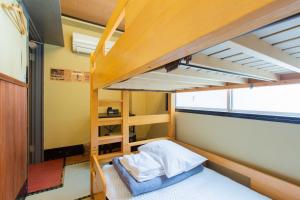 品川宿背包旅舍客房内的一张或多张双层床