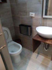 圣罗莎德卡瓦尔CIELITO LINDO的浴室配有白色卫生间和盥洗盆。
