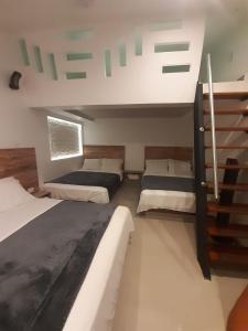 圣罗莎德卡瓦尔CIELITO LINDO的一间带两张双层床的卧室和楼梯