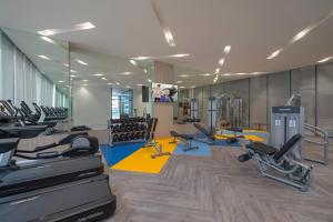 马尼拉Somerset Central Salcedo Makati的健身房设有数台跑步机和有氧运动器材