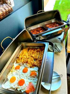 卡萨米尔Valmar Hotel的自助餐,包括鸡蛋和其他食物