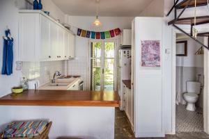 莫拉卡里瓦#Mola Home by halu! Villas的厨房配有白色橱柜、水槽和卫生间。