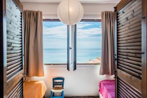 莫拉卡里瓦#Mola Home by halu! Villas的客房设有海景窗户。