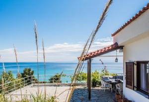 莫拉卡里瓦#Mola Home by halu! Villas的阳台享有海景。