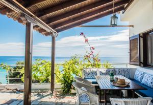 莫拉卡里瓦#Mola Home by halu! Villas的一个带桌椅的海景庭院