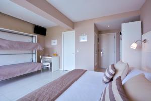 斯达林西达里比奇酒店的一间卧室配有一张床和一张书桌