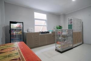 Urbanview Hotel Bari Syariah Palembang By RedDoorz的厨房或小厨房