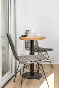 纳克索乔拉Naxian Icon Luxury Residence 3的窗户客房内的桌椅