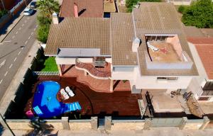 雷乌斯Villa Luxury Rock Tirri的享有带游泳池的房屋的空中景致