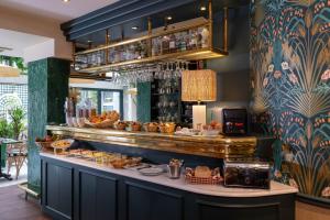 巴黎贝尔纳酒店的餐厅内供应的自助餐包括面包和糕点