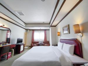 彰化市承携行旅-彰化中正馆的酒店客房设有一张大床和一台电视。