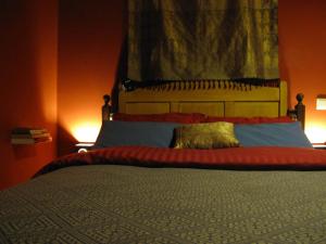 海牙树顶公寓的一间卧室配有一张大床和两盏灯