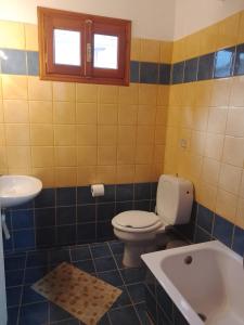 美特索文阿尔卡麦索福酒店的浴室配有卫生间、盥洗盆和浴缸。